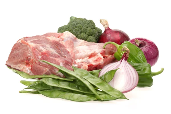Carne fresca e verdure su sfondo bianco — Foto Stock