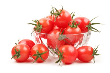 Beyaz arka planda küçük kiraz domates