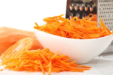 beyaz zemin üzerinde cilalı havuç.