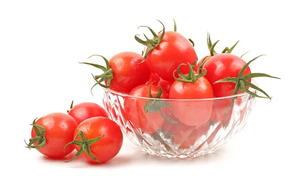 Kleine Kirschtomate auf weißem Hintergrund — Stockfoto