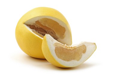 Beyaz arka plan üzerinde izole pomelo
