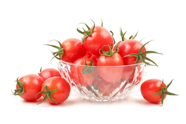 Pequeno tomate cereja no fundo branco — Fotografia de Stock