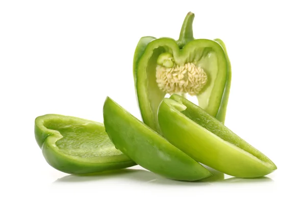 Verse groene paprika (capsicum) op een witte achtergrond — Stockfoto