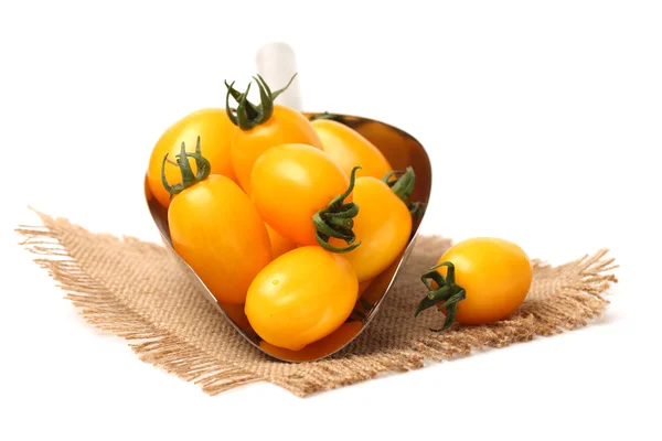 Pomidory wiśniowe na białym tle — Zdjęcie stockowe