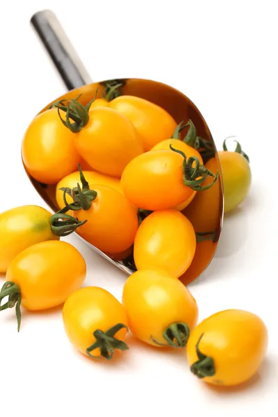 Tomates cereja no fundo branco — Fotografia de Stock