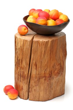 beyaz zemin üzerine olgun kayısı