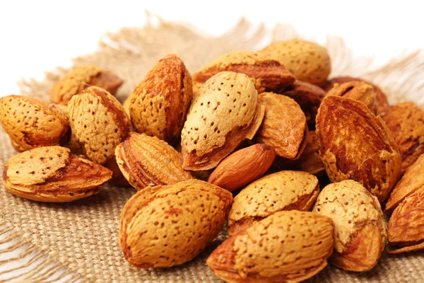 Ořechy mandle na bílém pozadí — Stock fotografie