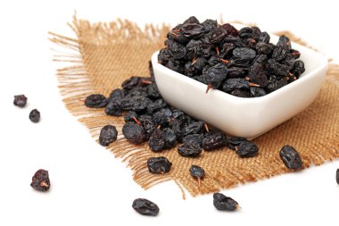 beyaz zemin üzerine siyah kuru üzüm