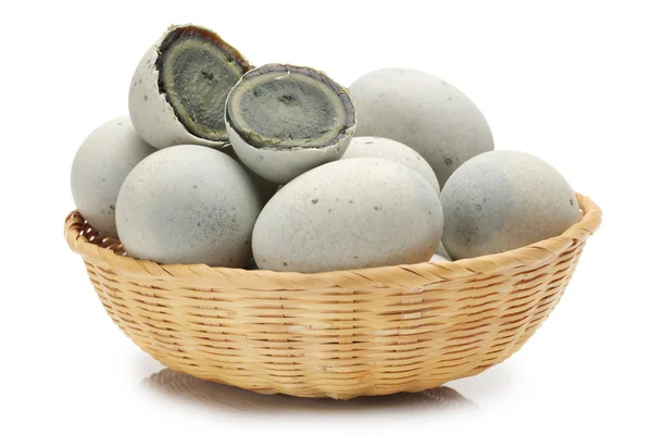 Uova di anatra conservate su fondo bianco — Foto Stock