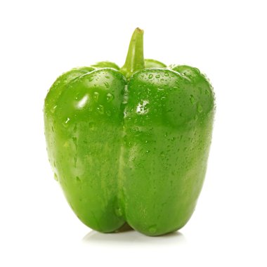 beyaz arkaplanda yeşil biber