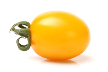 Beyaz arka planda kiraz domatesleri