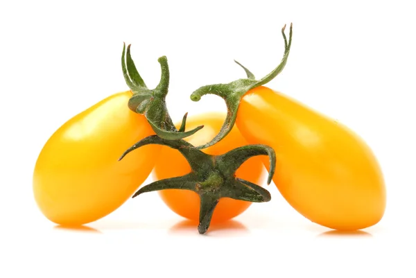 Tomates amarelos frescos sobre fundo branco — Fotografia de Stock