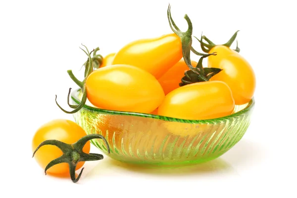Свежие желтые помидоры на белом фоне — стоковое фото