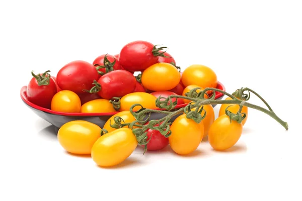 Beyaz arka planda kiraz domatesleri — Stok fotoğraf