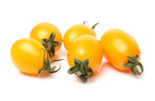 Kirschtomaten auf weißem Hintergrund — Stockfoto