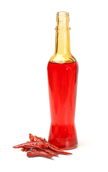 Una bottiglia di olio di peperoncino isolato su sfondo bianco — Foto Stock