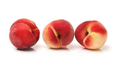 beyaz zemin üzerine kuru soğan