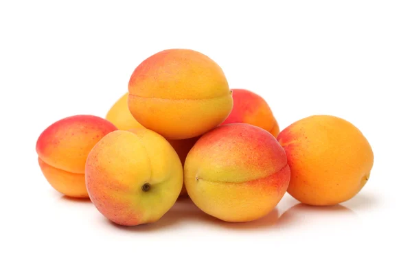 Zralé meruňky na bílém pozadí — Stock fotografie