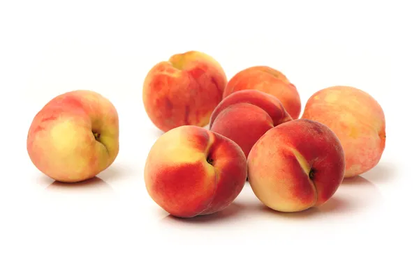 Mogen persika på vit bakgrund — Stockfoto