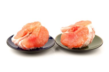 Beyaz arka plan üzerinde izole soyulmuş pomelo parçaları