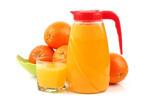 Volles Glas und Kanne Orangensaft auf weißem Hintergrund — Stockfoto