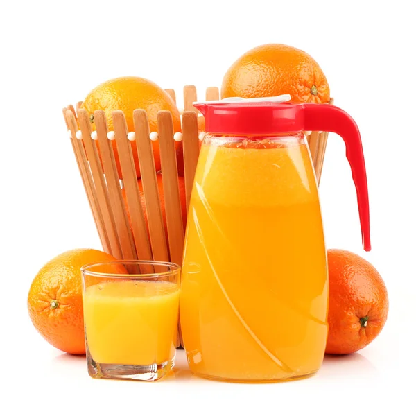 Vaso completo y jarra de jugo de naranja sobre fondo blanco — Foto de Stock