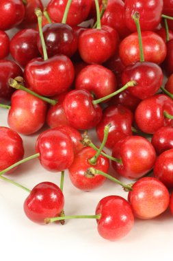 beyaz zemin üzerine kiraz meyveleri