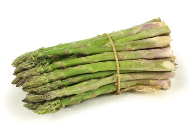 beyaz arkaplanda kuşkonmaz