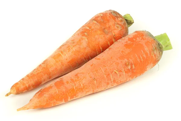 Cenoura fresca sobre um fundo branco — Fotografia de Stock