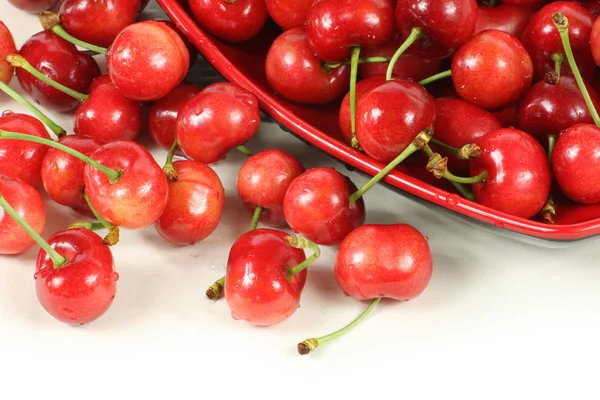 Kirschbeeren auf weißem Hintergrund — Stockfoto