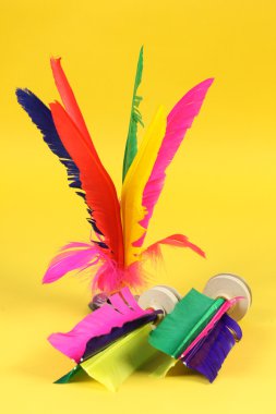 kırmızı mavi sarı pembe raketle