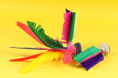 kırmızı mavi sarı pembe raketle