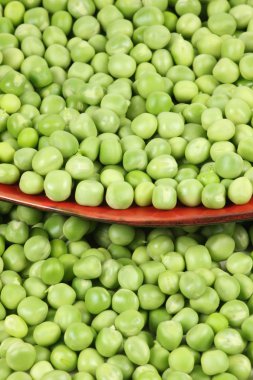 beyaz zemin üzerine yeşil bezelye