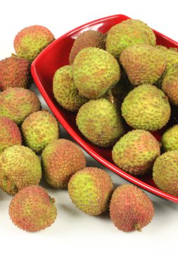 Litchi beyaz arkaplanda izole edildi