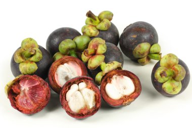 Beyaz arka planda mangosteen