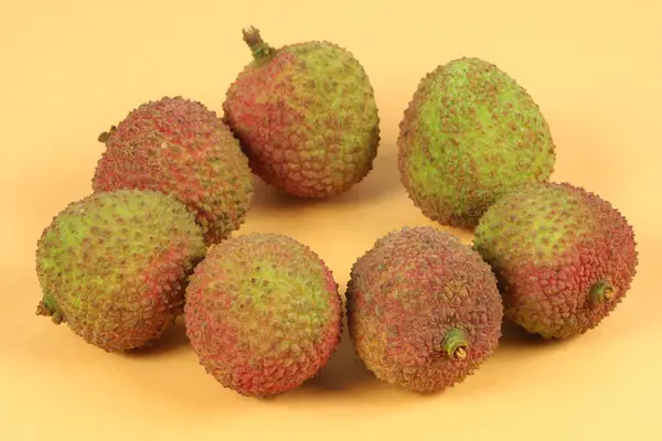 Litchi beyaz arkaplanda izole edildi — Stok fotoğraf