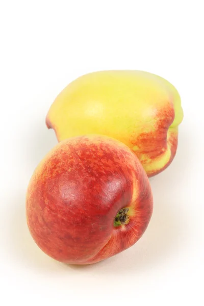 Nectarine op een witte achtergrond — Stockfoto