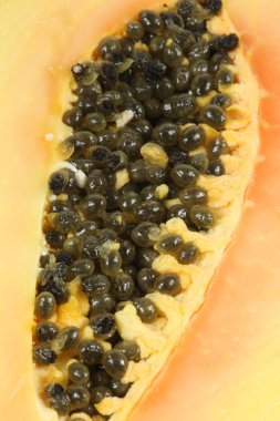 yarısı da dilimlenmiş papaya meyve