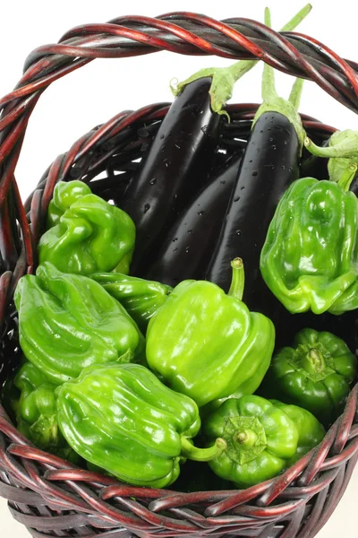 Grüne Paprika und lila Auberginen auf weißem Hintergrund — Stockfoto