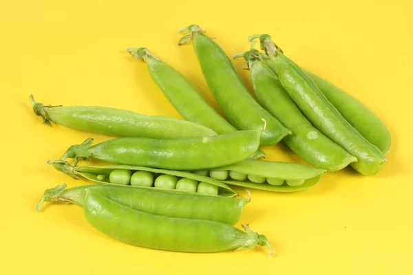黄色の背景のエンドウ豆 — ストック写真