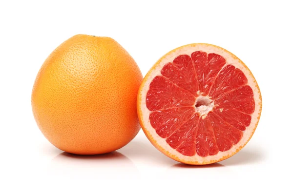 Грейпфрут с сегментами на белом фоне — стоковое фото