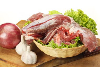 beyaz zemin üzerine taze çiğ domuz