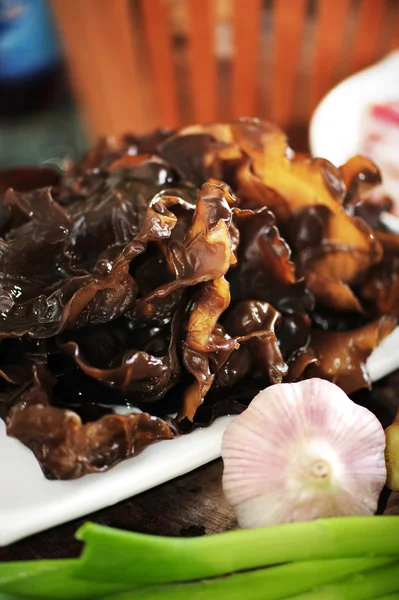 Green peas and black fungus on a wooden board — Stock Photo, Image