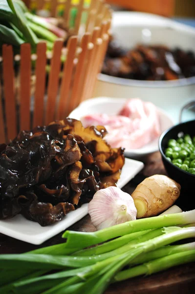Green peas and black fungus on a wooden board — Stock Photo, Image