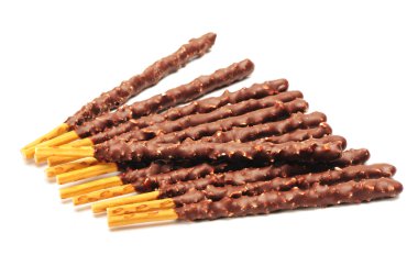 beyaz zemin üzerinde izole karışık bisküvi çikolata sopa