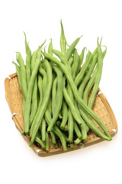 Beyaz arkaplanda yeşil fasulye