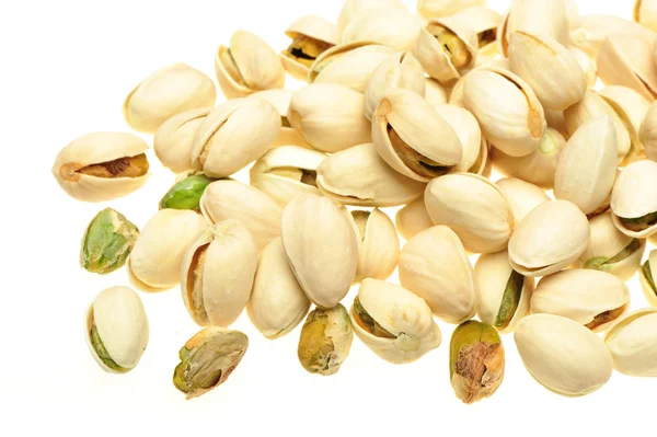 Nueces de pistacho saladas sobre fondo blanco —  Fotos de Stock