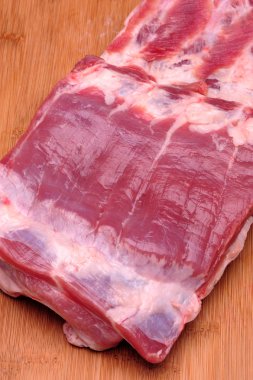 beyaz zemin üzerinde domuz kaburga