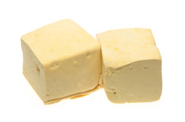 Beyaz arka plan üzerinde izole soya peyniri küpleri