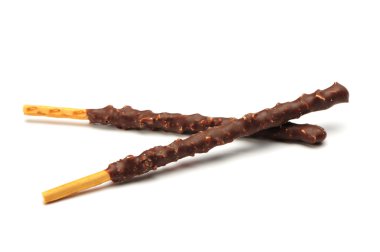 beyaz zemin üzerinde izole karışık bisküvi çikolata sopa